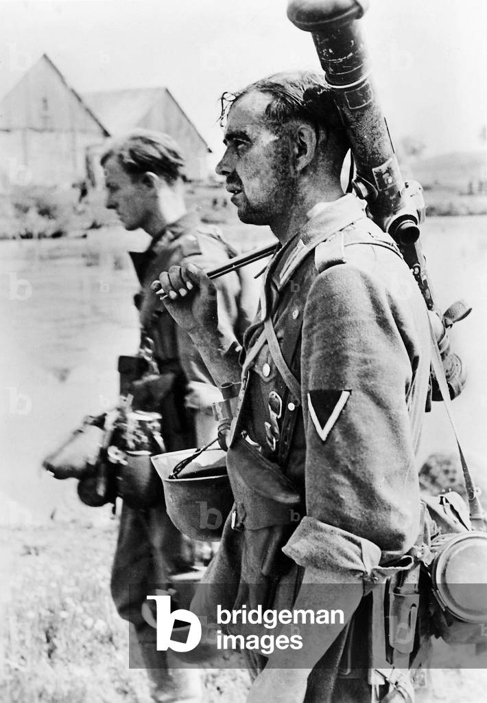 German soldiers at the Russia campaign, 1941 (b/w photo)