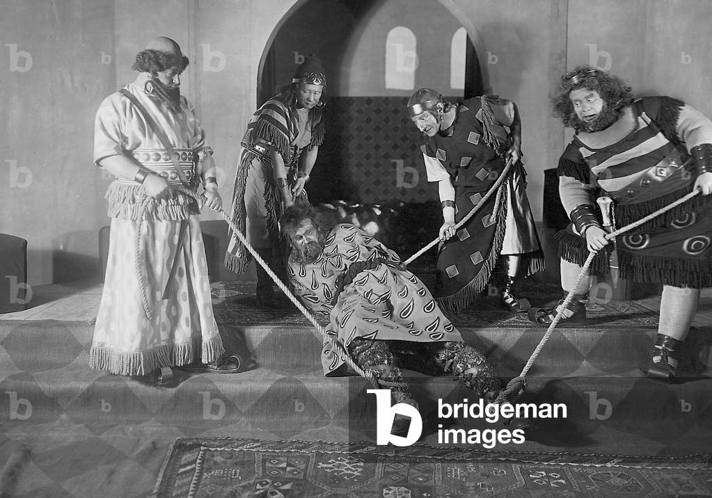 Performance of Frank Wedekind's 'Samson' with Friedrich Kayssler in the lead role, 1914 (b/w photo)