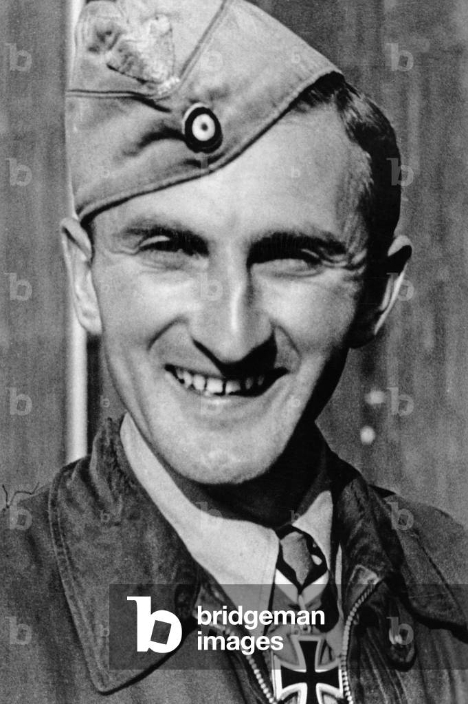 Knight's Cross bearer Fritz Dinger, 1942 (b/w photo)