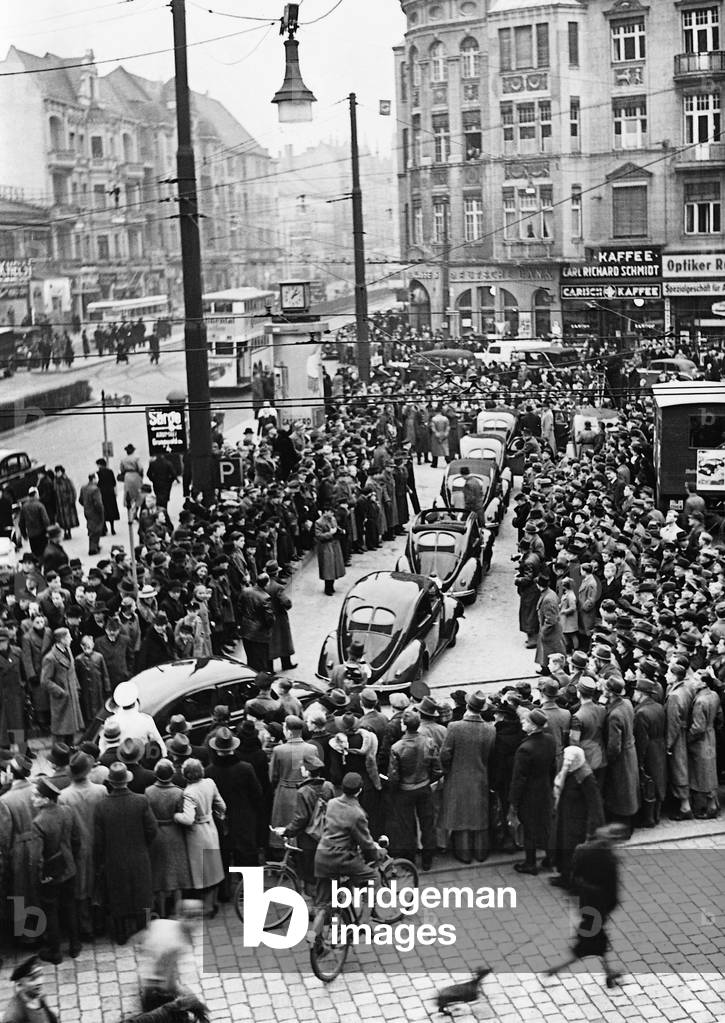 VW Beetle in front of the Steglitz town hall, 1939 (b/w photo)