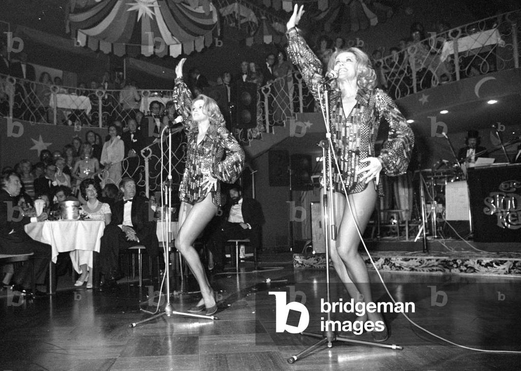 The Kessler twins at the German Film Ball in Munich, 1974 (b/w photo)