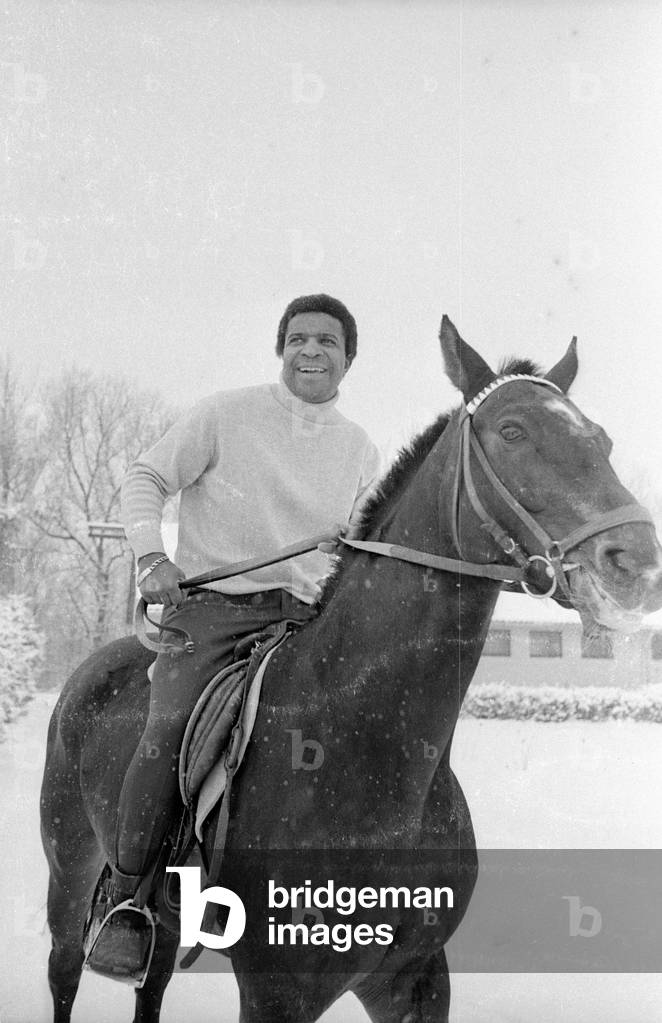 Roberto Blanco with a horse, 1970 (b/w photo)