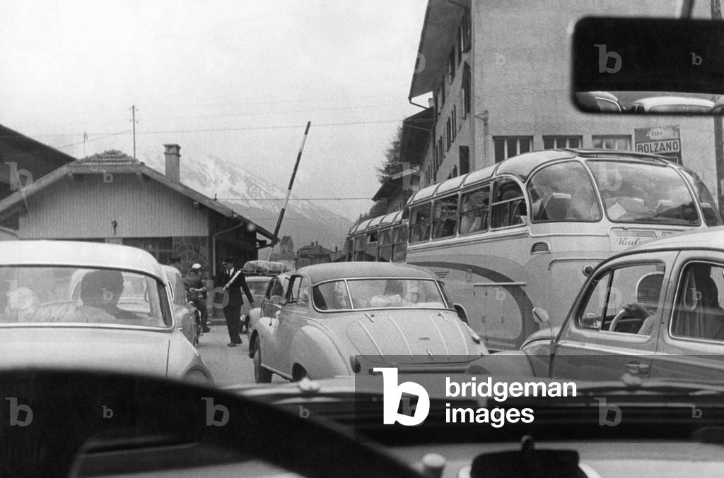Tourist cars at the bordercrossing 'Brenner', 1959 (b/w photo)