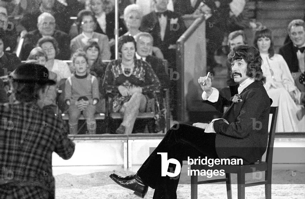 Peter Wyngarde in the show Stars in der Manege, 1971 (b/w photo)