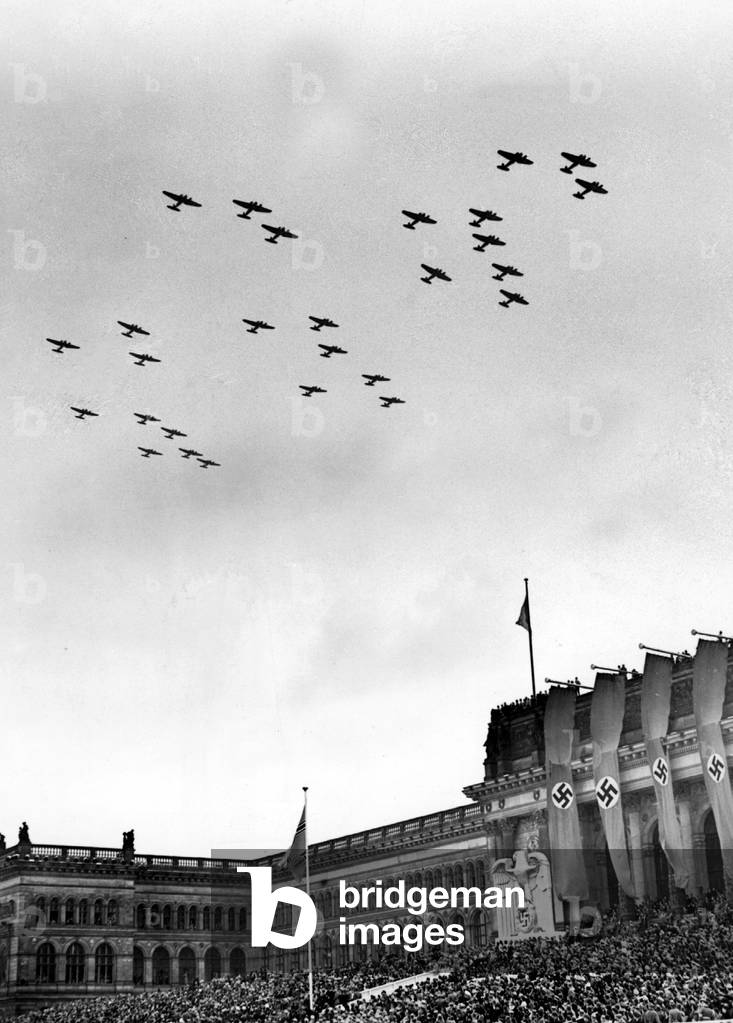 Airplane show, 1939 (b/w photo)