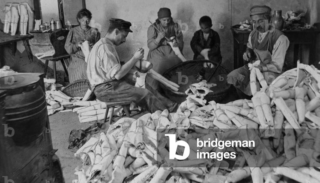 Homeworkers in the Ore Mountains, 1908 (b/w photo)