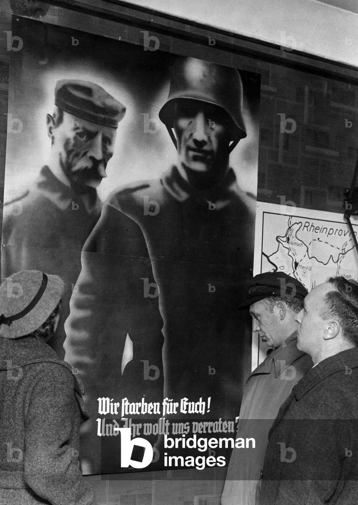 Advertising for the Saar status referendum, 1935 (b/w photo)