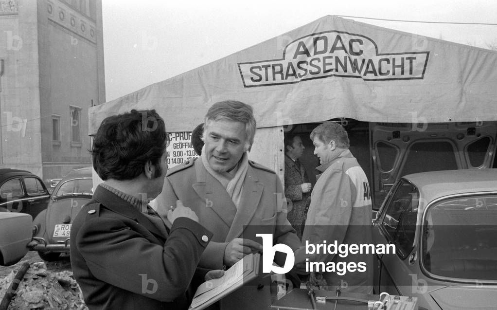 ADAC CO emissions test with Blacky Fuchsberger, 1971 (b/w photo)