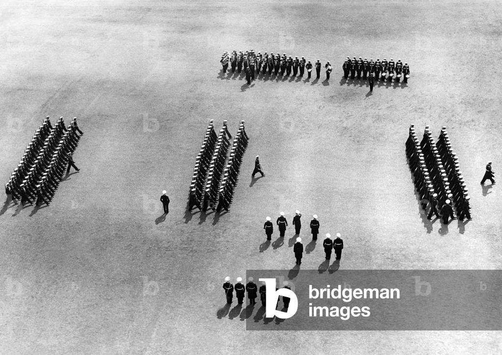 Parade of the Standortgruppe in Wilhelmshaven before Erich Raeder, 1935