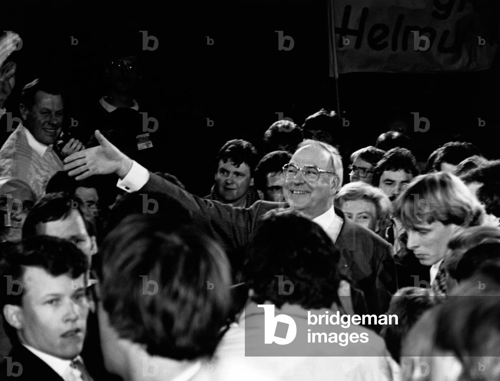 German Chancellor Helmut Kohl in the crowd during the election campaign tour to the elections at the federal state of Germany, Sachsen-Anhalt. Helmut Kohl, politician, Germany, CDU, in public  (photo)