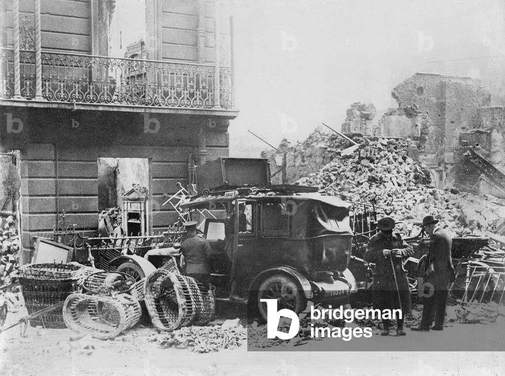 Easter Riots in Dublin, 1916 (b/w photo)