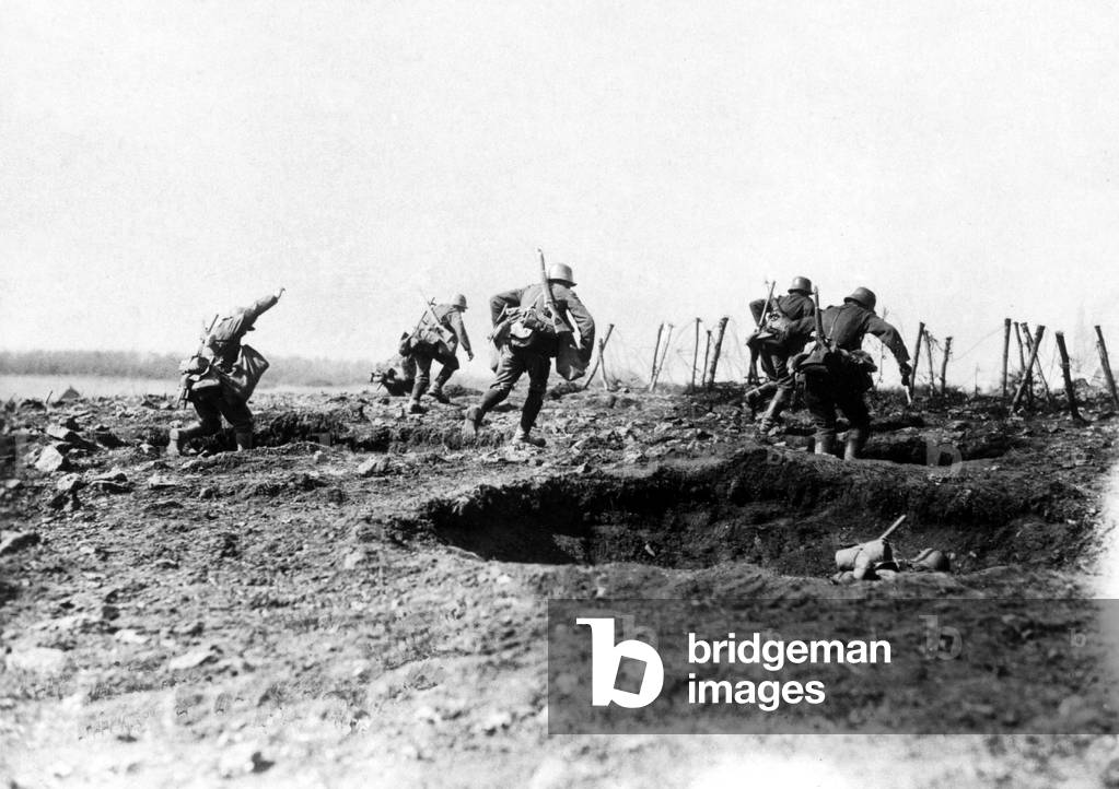 German attack troops break through coils of barbed wire, 1918 (b/w photo)
