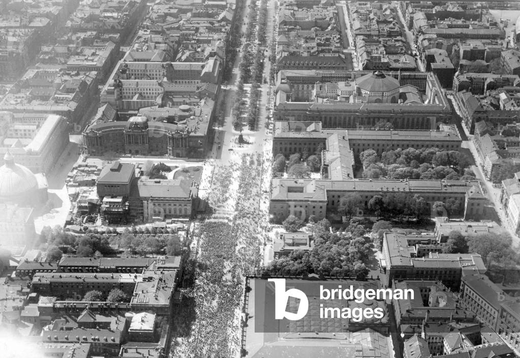 Aerial view of the street Unter den Linden in Berlin, around 1926 (b/w photo)