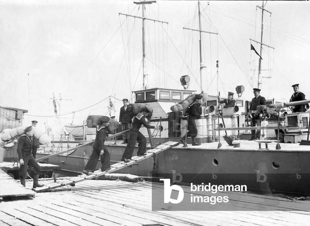 Preparations to put out to sea the English Rhine Flotilla in Cologne, 1925