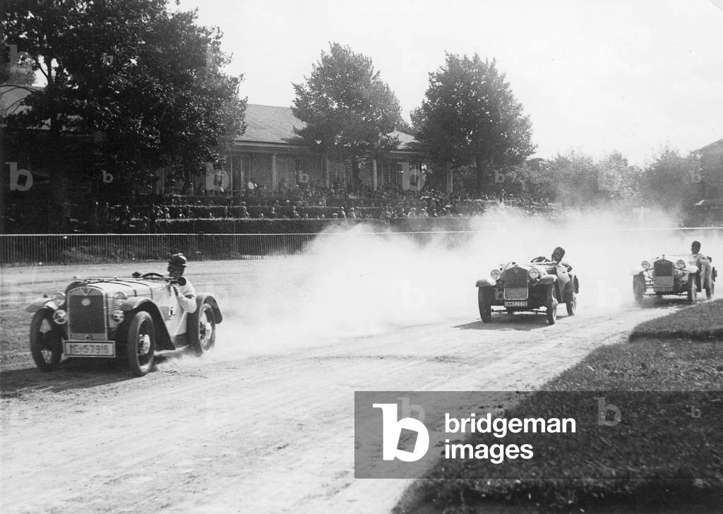 Car race on the harness racing track in Ruhleben, 1932 (b/w photo)