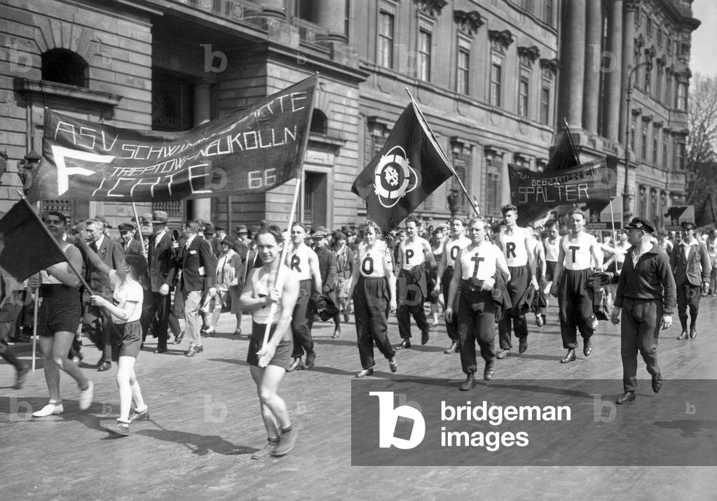 Workers at the demonstration of the KPD on May Day , 1930