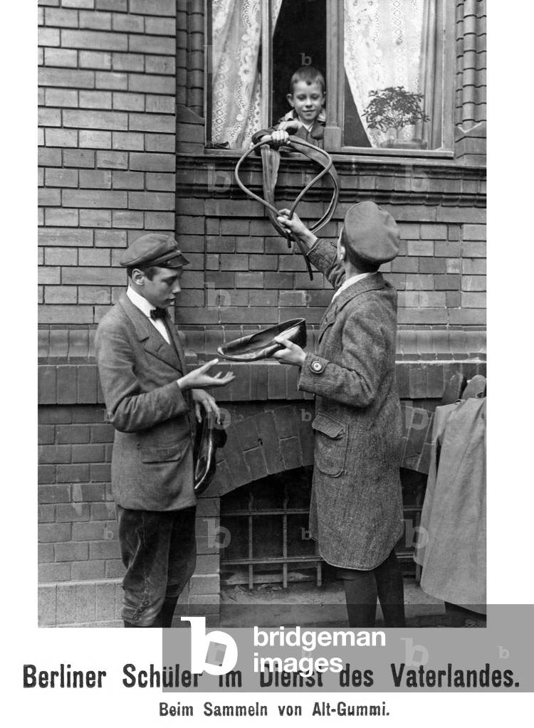 Berlin schoolboys collecting old rubber, 1916 (b/w photo)