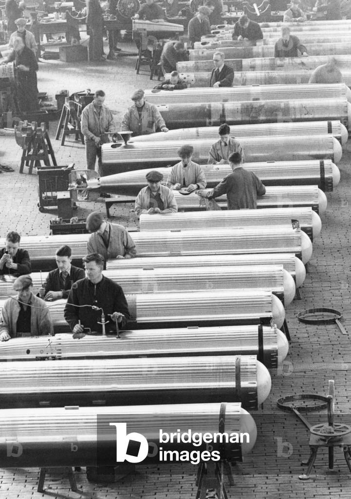 Defense industry in Great Britain, 1940s (b/w photo)
