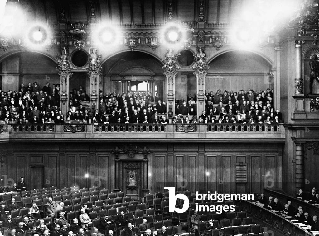 empty benches of the right wing and the spectators' balcony in the Reichstag, 1930 (b/w photo)