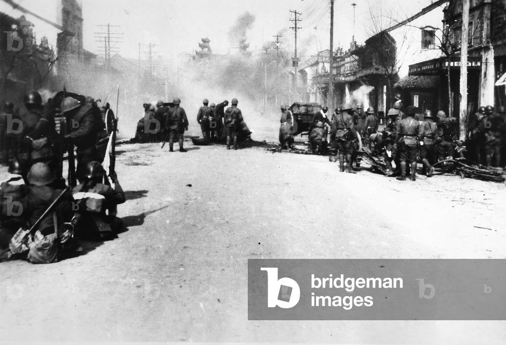Japanese cannons bombard Nanjing, 1938 (b/w photo)
