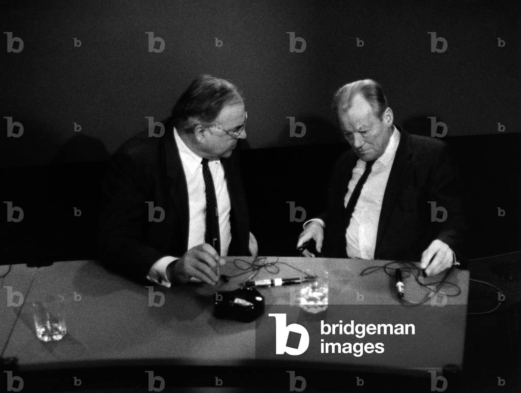 CDU chairman and Chancellor Helmut Kohl (left) and the party chairman of the SPD Willy Brandt (right) having a conversation after a television appearance.  (photo)
