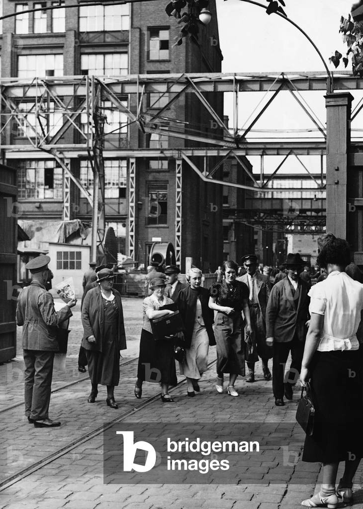 Factory closing at AEG in Berlin, 1935 (b/w photo)