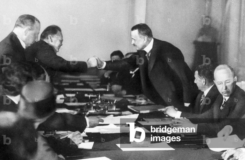 Handshake between Maxim Litvinov and Count von Brockdorff-Rantzau, 1925