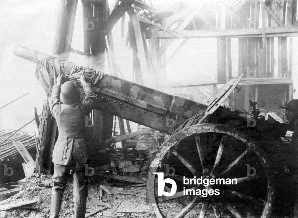 Hot artillery gun barrel, 1918 (b/w photo)