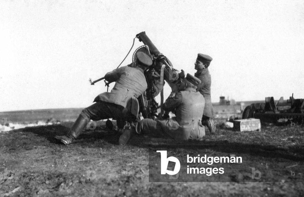 German soldiers during air defense, 1915 (b/w photo)