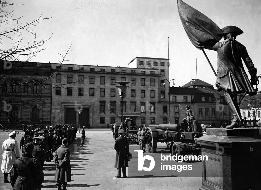Presentation of gun training on the Day of the Wehrmacht, 1942