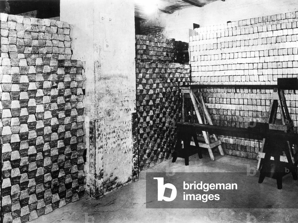 Silver bars in the coin hall in San Francisco, 1935 (b/w photo)