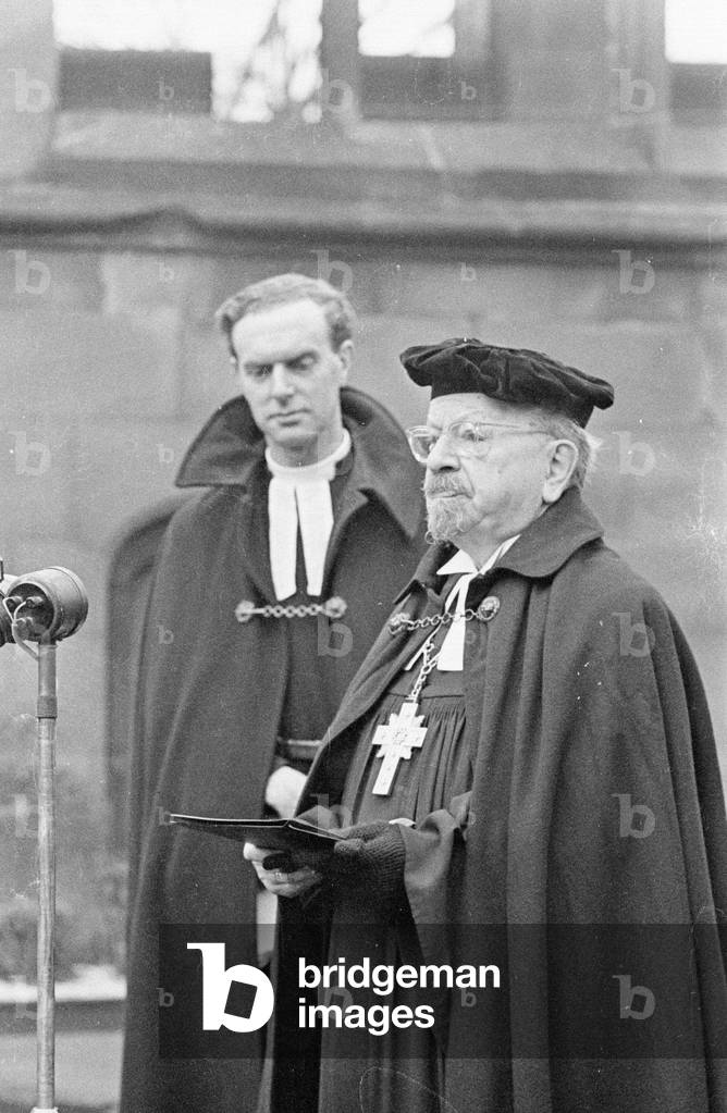 Otto Dibelius and Reverend Williams in Coventry, 1960 (b/w photo)