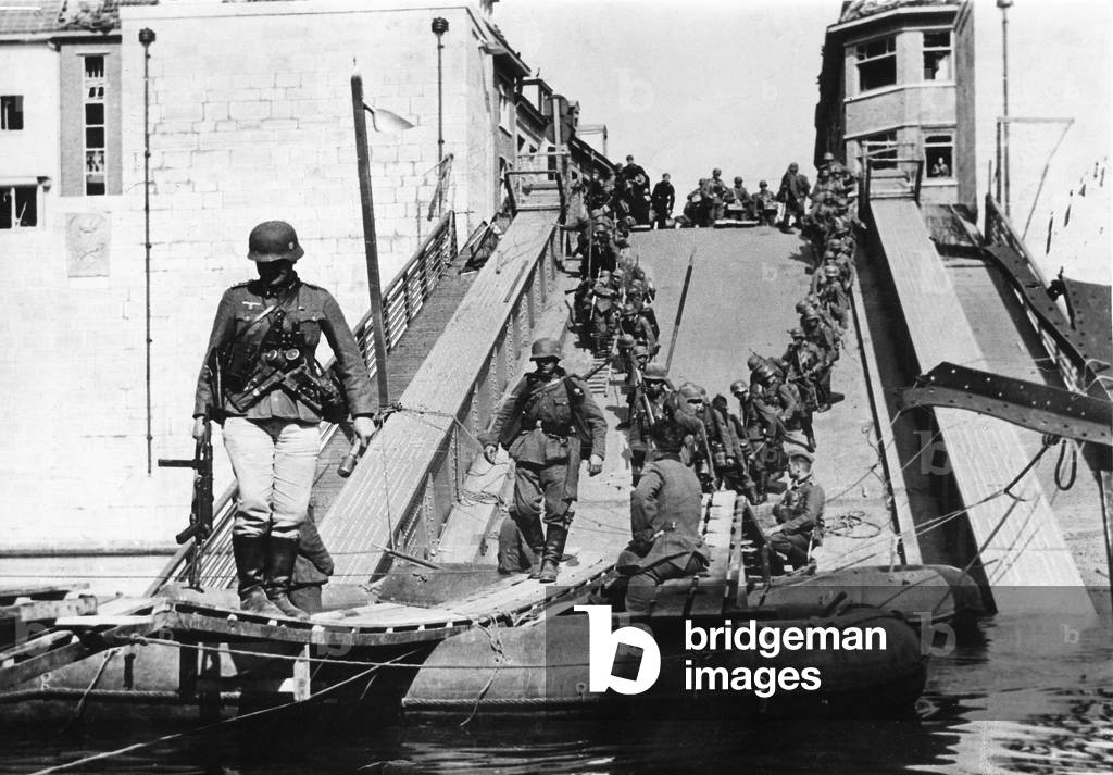 German troops on the Maar, 1940 (b/w photo)
