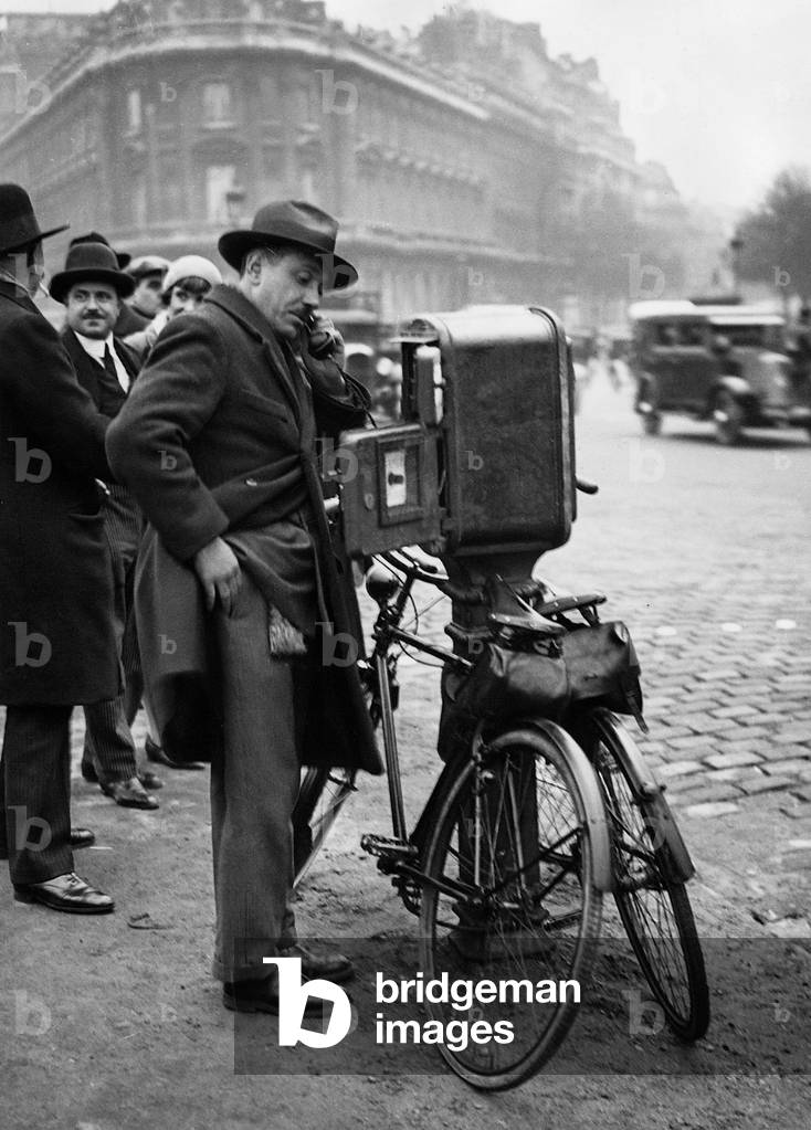 Street telephone for police officers in Paris, 1932 (b/w photo)