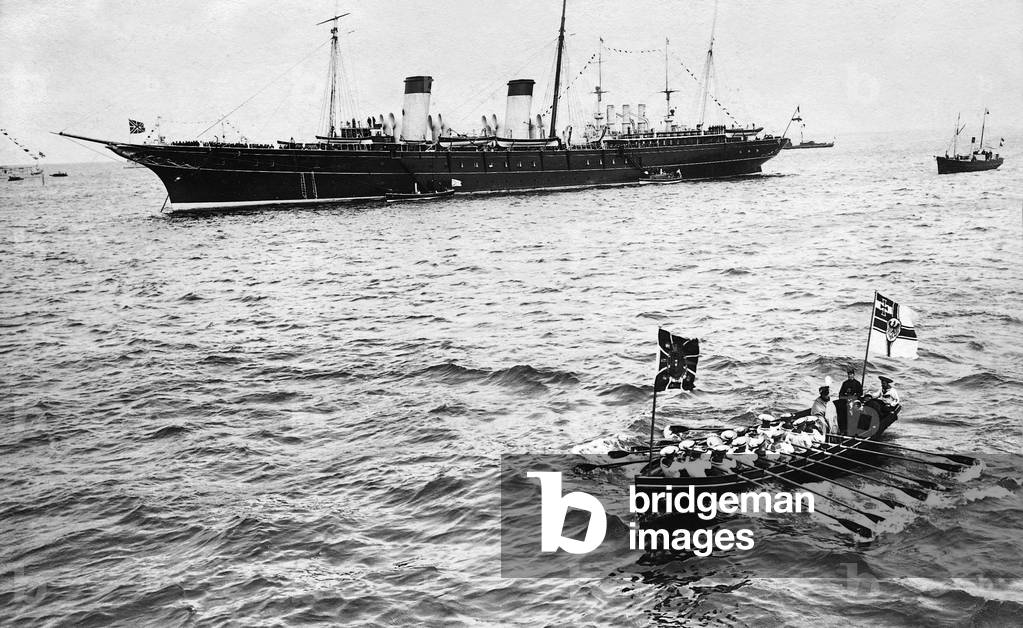 Wilhelm II. leaves the Russian yacht 'Standart' after the meeting with Nicholas II., 1907 (b/w photo)