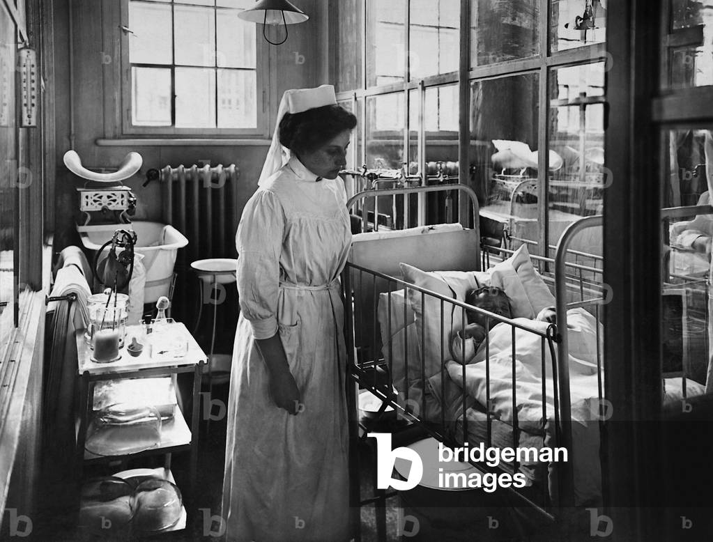 Nurse on the pediatric ward of the Empress Auguste-Viktoria Hospital, 1914 (b/w photo)