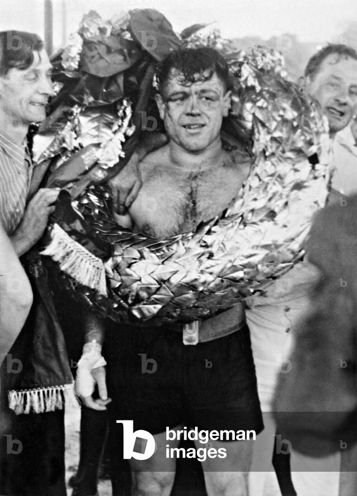 Alfred Heuser with the victor's wreathe, 1937 (b/w photo)