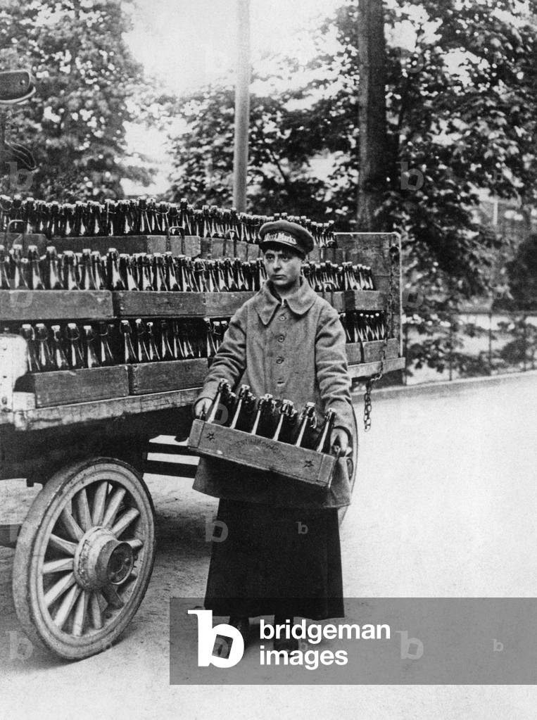 Brewer's draywoman, 1917 (b/w photo)