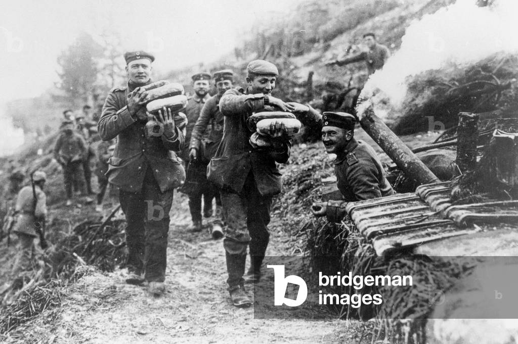 German soldiers hand out bread, 1915 (b/w photo)