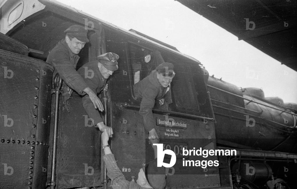 Interzonal train at Gutenfuerst station, 1954 (b/w photo)