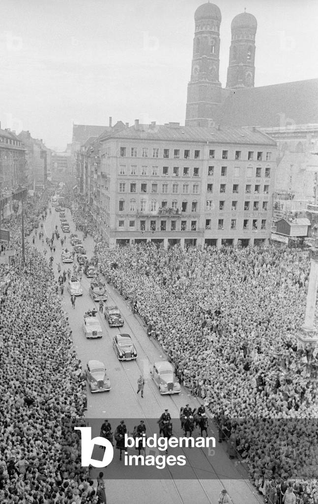 Reception in Munich following the World Cup victory of the German national team, 1954 (b/w photo)