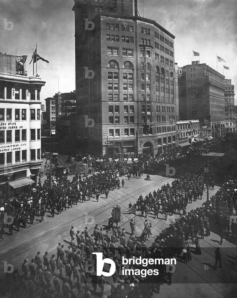 Workers move in front of the house of the 'Chronicle', 1908 (b/w photo)