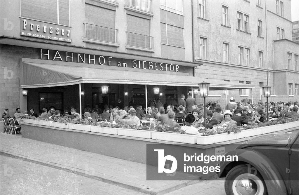 A crowded cafe in the Leopold Street, 1963 (b/w photo)