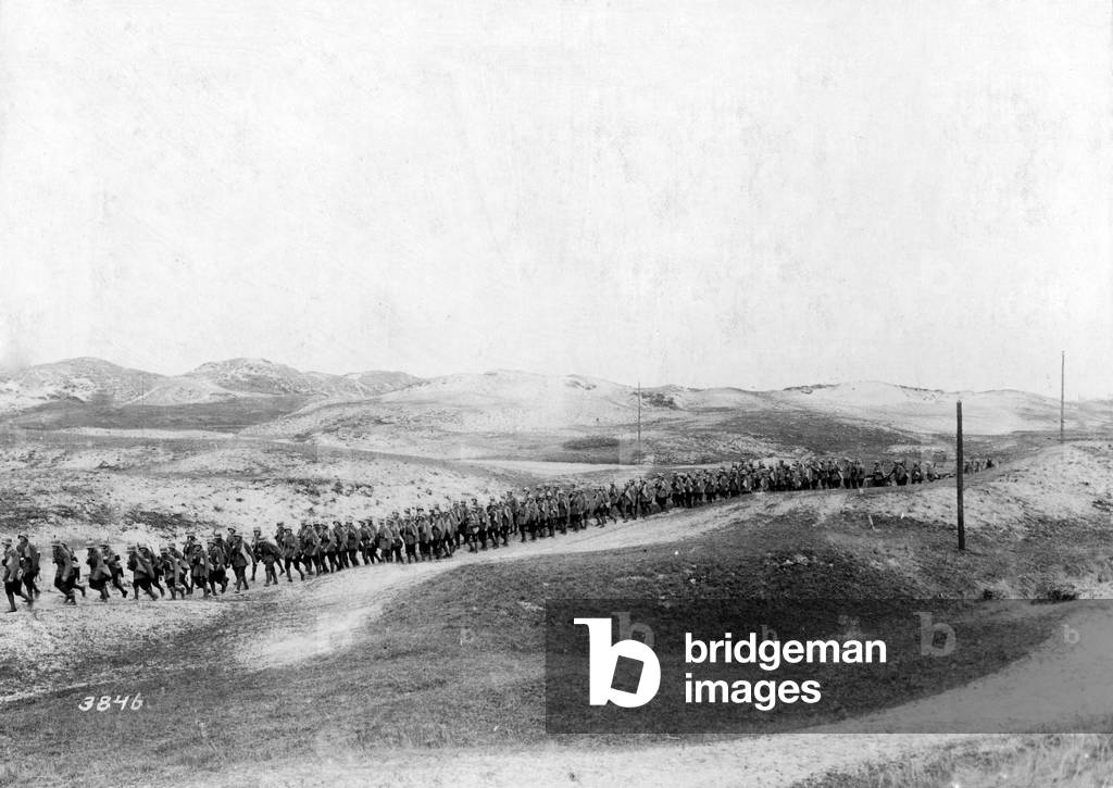 German troops of the Marine Corps move into position in the dunes of Flanders, 1917 (b/w photo)