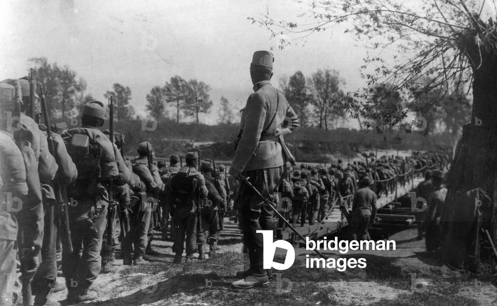 Troops cross the Wisloka, 1915 (b/w photo)