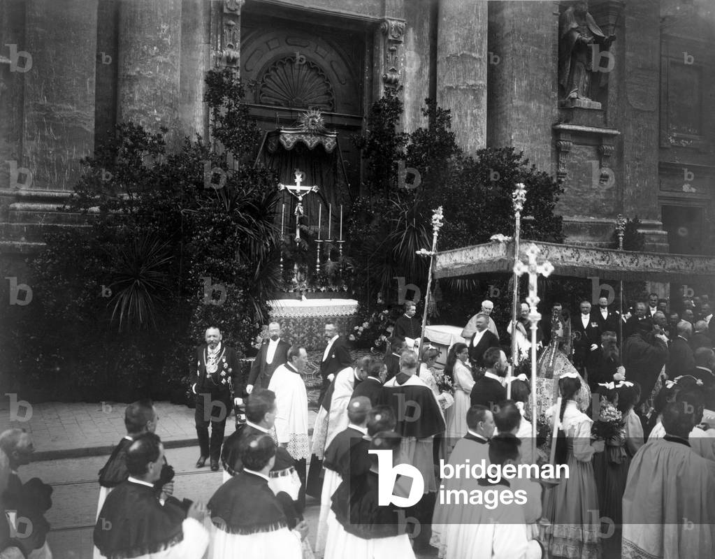 Corpus Christi procession on the Marienplatz (b/w photo)