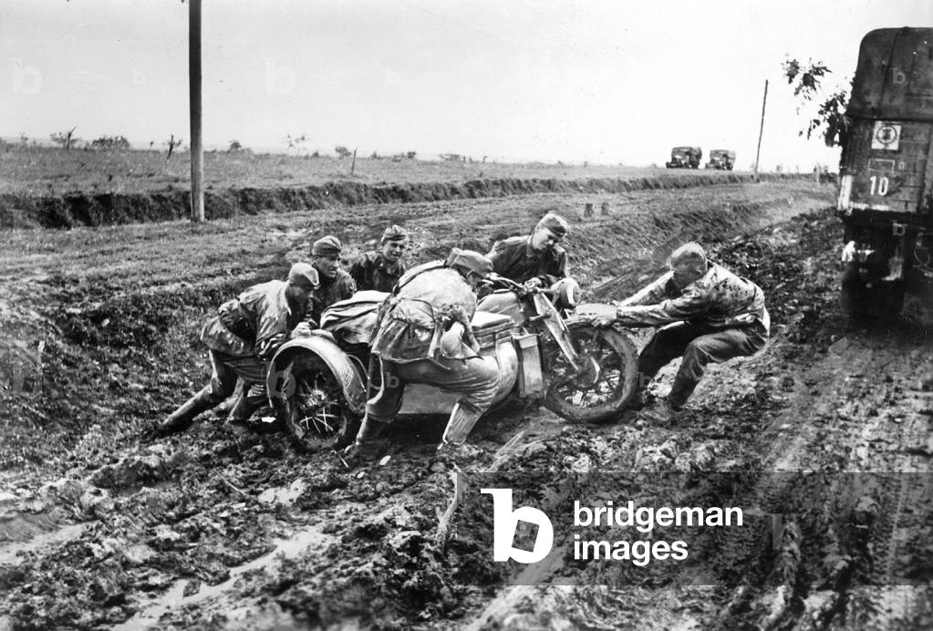 Waffen-SS fighting with the mud (b/w photo)