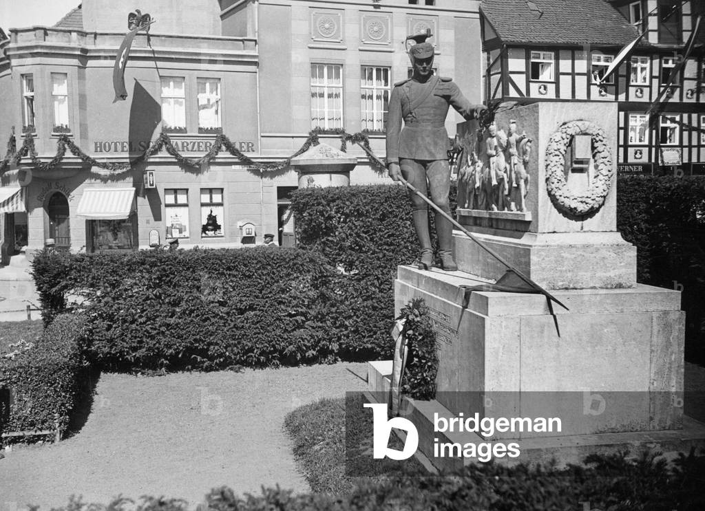 Uhlan memorial in the hanseatic town Salzwedel, 1933 (b/w photo)