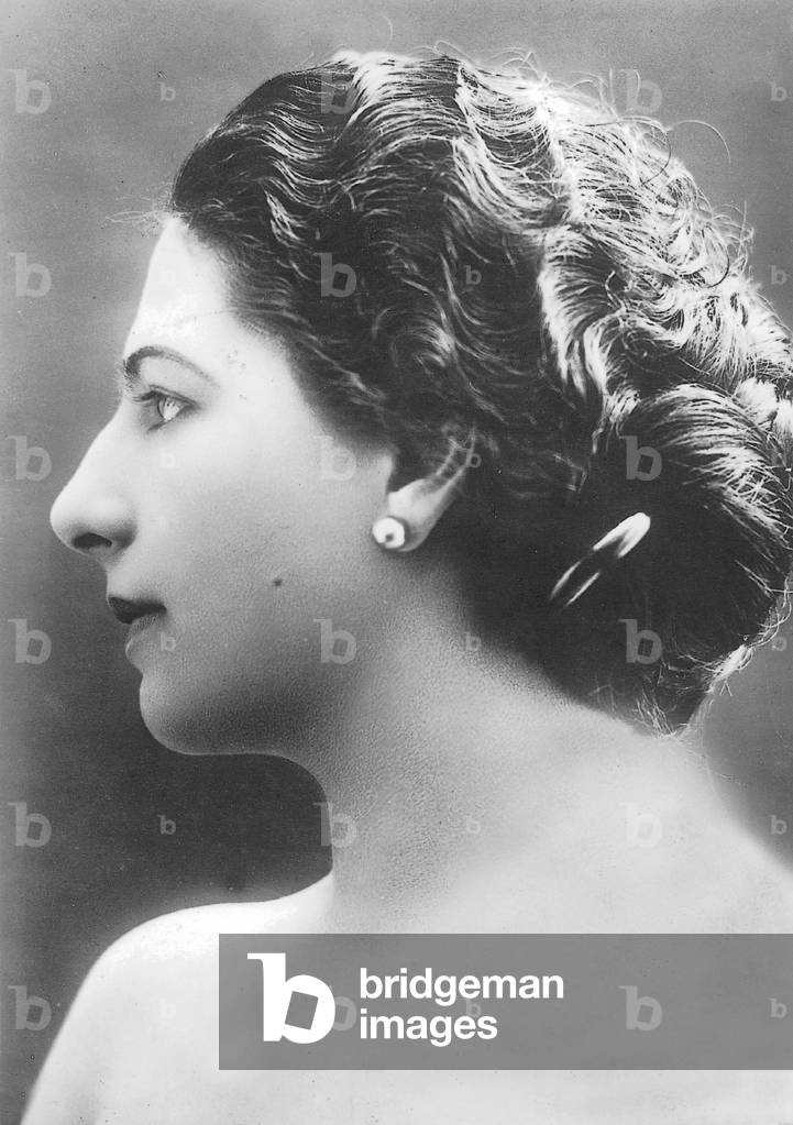 Isadora Duncan (b/w photo)
