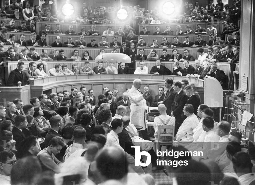 August Bier in a lecture at the university hospital, 1932 (b/w photo)